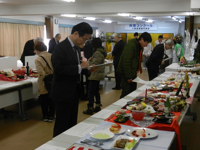 学校法人大川学園 三重調理専門学校 平成23年度料理作品展・料理コンクールの審査員