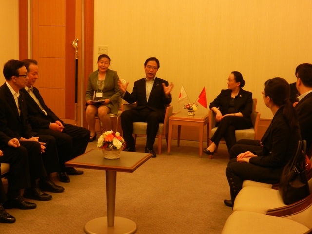 鎮江市経済貿易代表団来訪、市長会談
