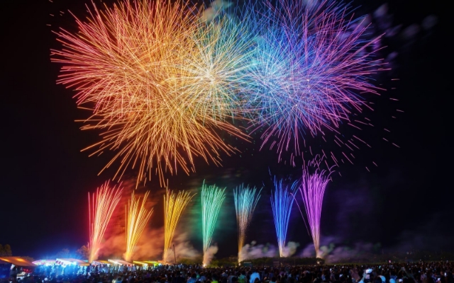 色鮮やかな花火の写真