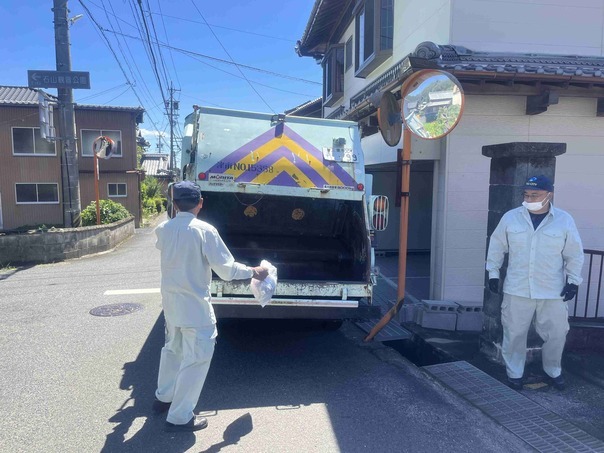 写真：ごみを収集する