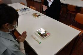 写真：コンビニエンスストアでの配布の様子3