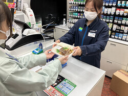 写真：コンビニエンスストアでの配布の様子1