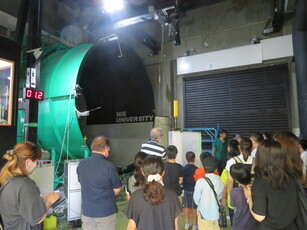 写真:風洞実験施設の見学の様子