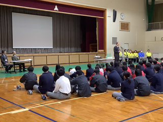 写真：「楽しく学べる　脱炭素かるた」受贈式の様子1