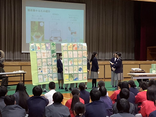 写真：「楽しく学べる　脱炭素かるた」受贈式の様子2