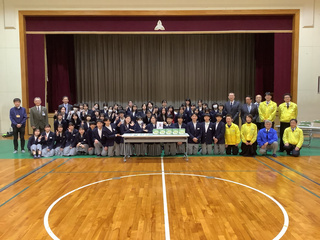 写真：「楽しく学べる　脱炭素かるた」受贈式の様子3