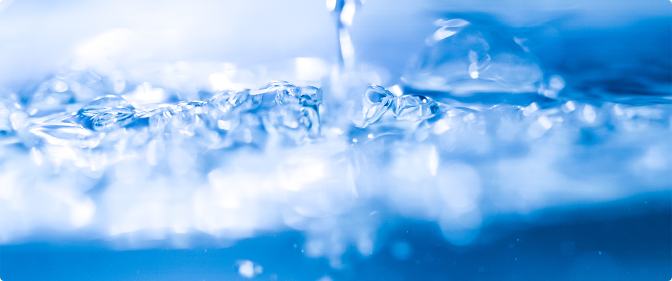 写真：水面の波紋と水滴