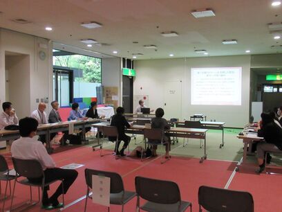 写真:報告会の様子2