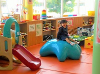 屋内のインクルーシブ遊具(クッション)の写真
