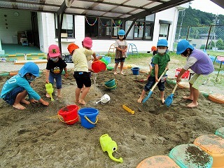 写真：砂場遊びの様子