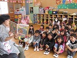 写真：絵本の読み聞かせ
