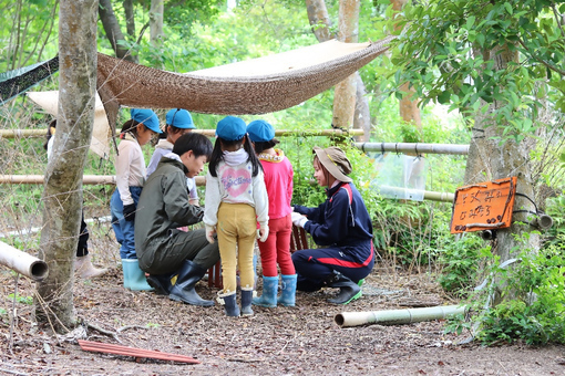 写真　こどもの杜ゆたか園の先生と子どもが外遊びをしている様子