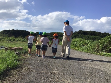 写真　みらいの森こども園の子ども達と保育士