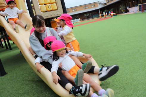 写真　NOBENOこども園のこどもと保育士が遊ぶ様子