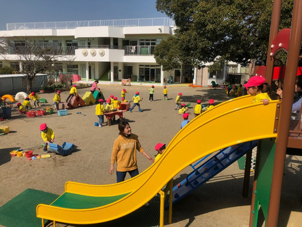 写真　園児と保育士