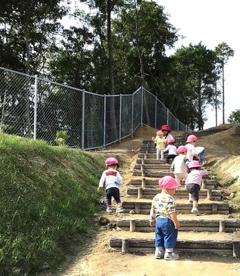 写真　ゆたか認定こども園の園児と先生