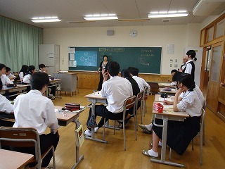 写真：中学校での授業の様子