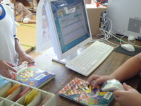 写真：学校図書館情報システムを利用した本の貸し出しの様子