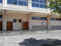 写真：家城小学校の設置の様子