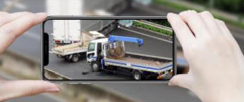 写真:事故状況をカメラで撮影する様子