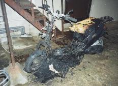 写真：原付バイク放火