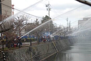 写真：一斉放水のようす