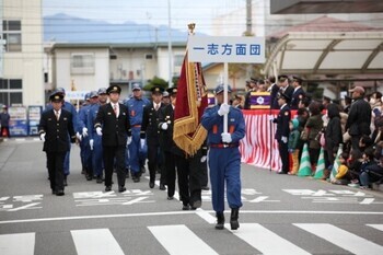 写真：分列行進のようす