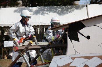 写真：救出訓練のようす