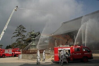 写真：文化財防火デーに伴う放水訓練のようす