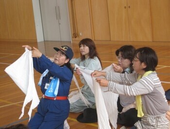 写真：応急手当の指導のようす