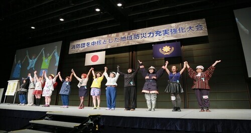 写真：寸劇による予防啓発のようす