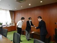 写真：答申書提出の様子1