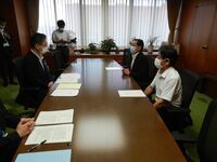 写真：写真：答申書提出の様子3