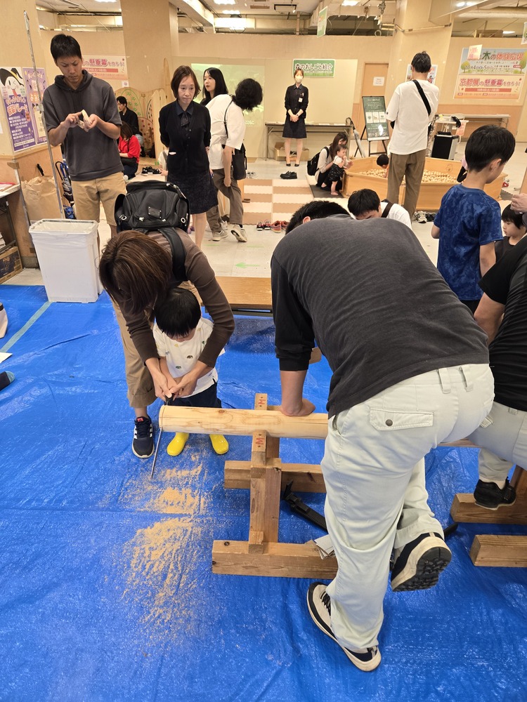 写真:丸太切り体験