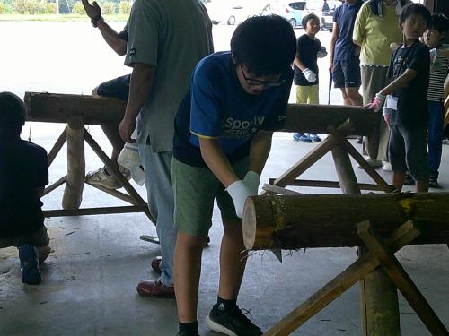 写真：丸太切り体験1