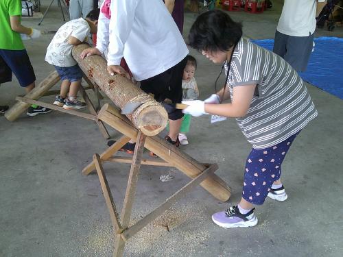 写真：丸太切り体験2