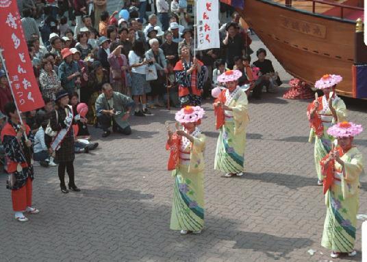 写真:津祭りでの博多どんたく