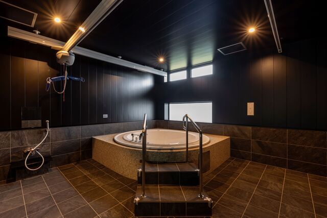 写真:リフト付きジャグジー