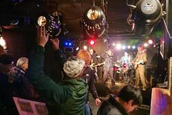 写真：ライブハウスブランでのロケの様子