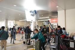 写真：近鉄津新町駅でのロケの様子2