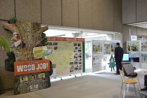 写真：津市本庁舎1階ロビーに映画PRコーナー2