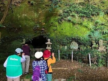 写真：岩屋不動　見学の様子