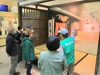 写真：津市芸濃郷土資料館　見学の様子