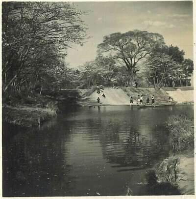 写真：雲出井で遊ぶ人々