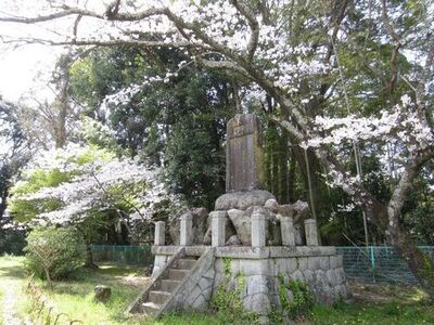 写真：桜と玉井丈次郎彰徳碑