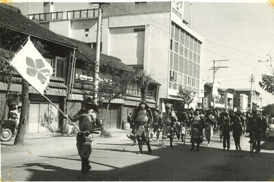 写真：自衛隊久居駐屯地隊員による仮装行列の様子