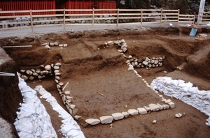 写真：館跡で発見された入口