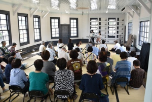 写真:ピアノ演奏のイベント
