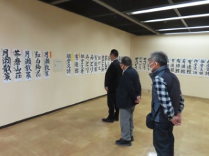 写真：第8回齋藤拙堂顕彰小中学生書道展 鑑賞