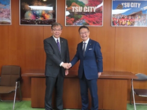 写真：櫻井義之亀山市長 ご挨拶来訪